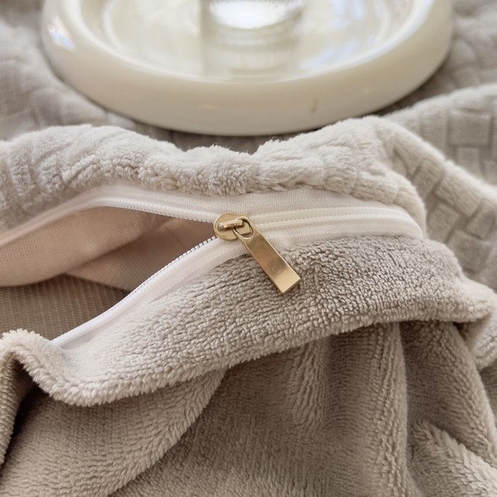 91家纺网 家纺一手货源 找家纺 印季家纺 2025新款立体剪花十字结牛奶绒四件套 高级灰