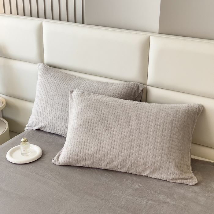 91家纺网 家纺一手货源 找家纺 印季家纺 2025新款立体剪花十字结牛奶绒四件套 高级灰