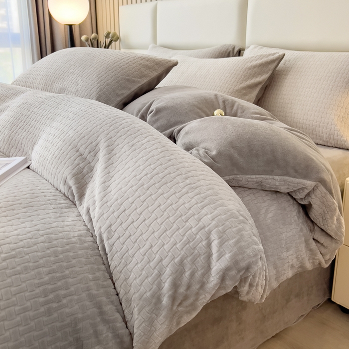 印季家纺 2025新款立体剪花十字结牛奶绒四件套 高级灰