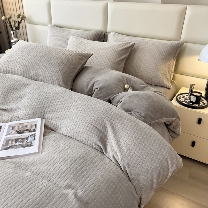 91家纺网 家纺一手货源 找家纺 印季家纺 2025新款立体剪花十字结牛奶绒四件套 高级灰