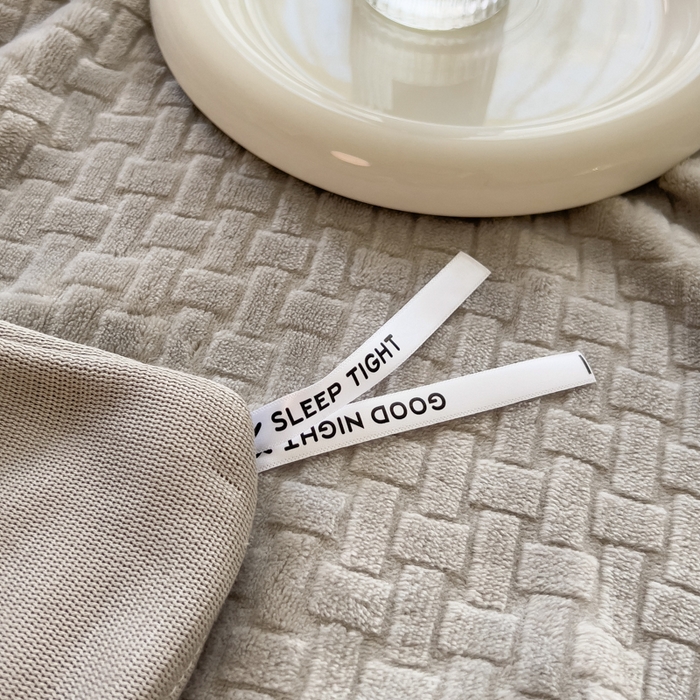 91家纺网 家纺一手货源 找家纺 印季家纺 2025新款立体剪花十字结牛奶绒四件套 高级灰