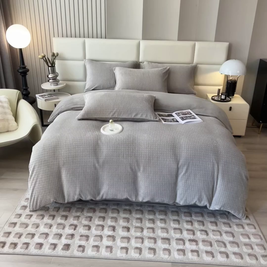 91家纺网 家纺一手货源 找家纺 印季家纺 2025新款立体剪花十字结牛奶绒四件套 高级灰