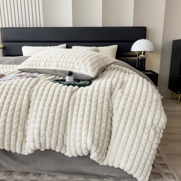 91家纺网 家纺一手货源 找家纺 印季家纺 2025新款立体剪花格子兔毛绒四件套 奶白-灰