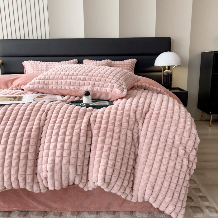 91家纺网 家纺一手货源 找家纺 印季家纺 2025新款立体剪花格子兔毛绒四件套 豆沙