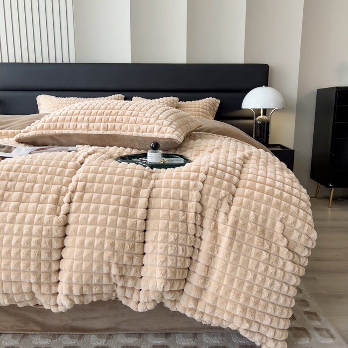 91家纺网 家纺一手货源 找家纺 印季家纺 2025新款立体剪花格子兔毛绒四件套 卡其