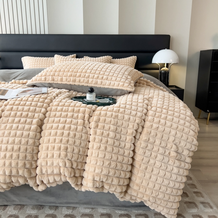 91家纺网 家纺一手货源 找家纺 印季家纺 2025新款立体剪花格子兔毛绒四件套 卡其-灰