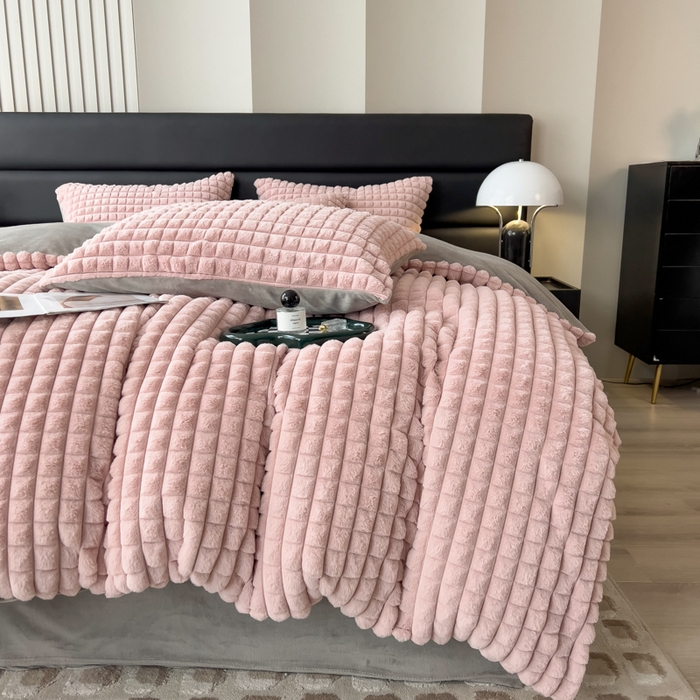 91家纺网 家纺一手货源 找家纺 印季家纺 2025新款立体剪花格子兔毛绒四件套 豆沙-灰