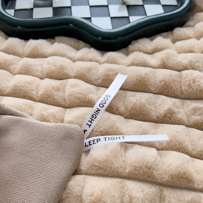 91家纺网 家纺一手货源 找家纺 印季家纺 2025新款立体剪花格子兔毛绒四件套 卡其