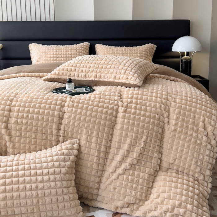 91家纺网 家纺一手货源 找家纺 印季家纺 2025新款立体剪花格子兔毛绒四件套 卡其