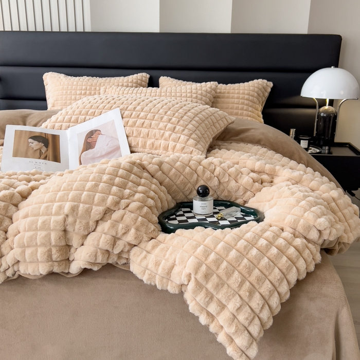 91家纺网 家纺一手货源 找家纺 印季家纺 2025新款立体剪花格子兔毛绒四件套 卡其