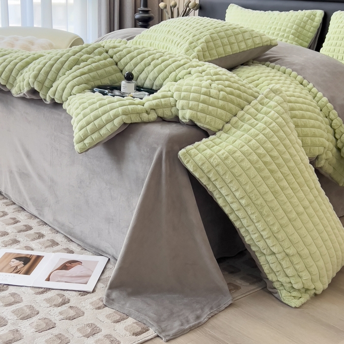 91家纺网 家纺一手货源 找家纺 印季家纺 2025新款立体剪花格子兔毛绒四件套 草绿-灰