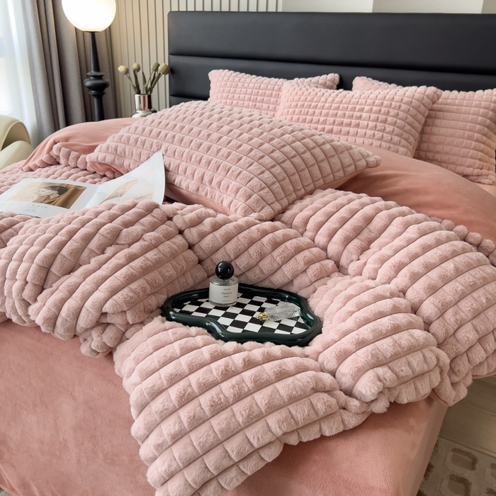 91家纺网 家纺一手货源 找家纺 印季家纺 2025新款立体剪花格子兔毛绒四件套 豆沙