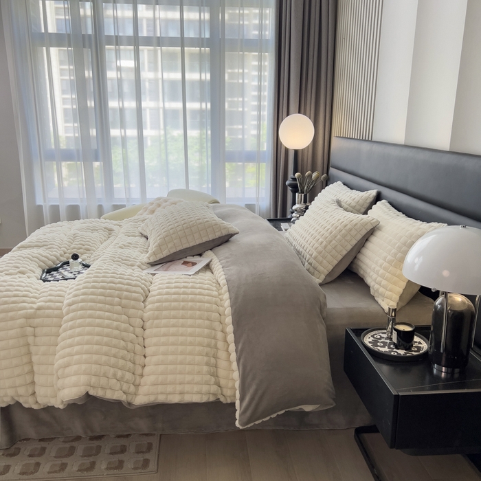 91家纺网 家纺一手货源 找家纺 印季家纺 2025新款立体剪花格子兔毛绒四件套 奶白-灰