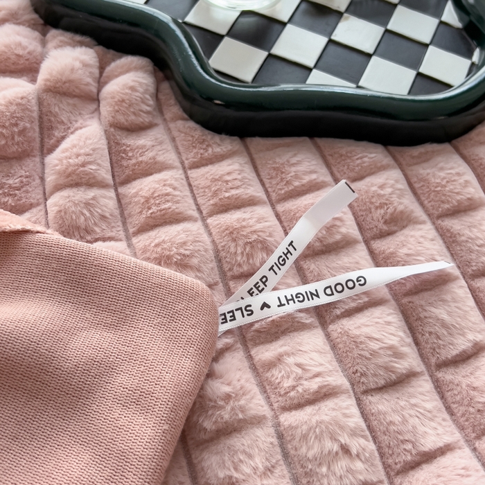 91家纺网 家纺一手货源 找家纺 印季家纺 2025新款立体剪花格子兔毛绒四件套 豆沙