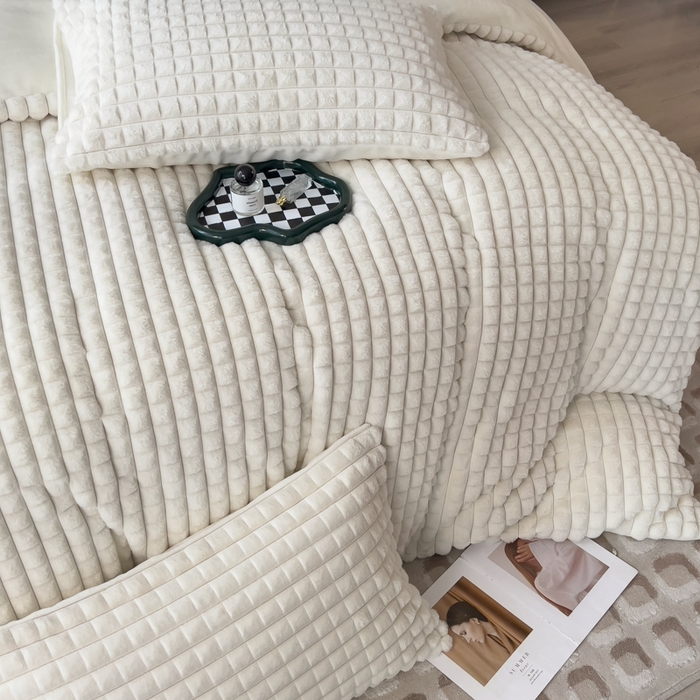 91家纺网 家纺一手货源 找家纺 印季家纺 2025新款立体剪花格子兔毛绒四件套 奶白