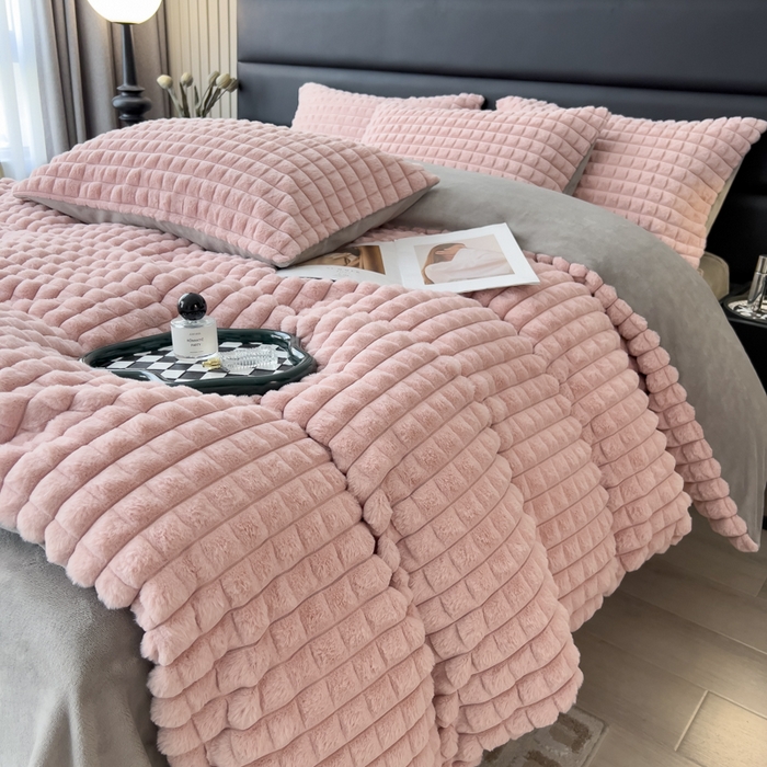 91家纺网 家纺一手货源 找家纺 印季家纺 2025新款立体剪花格子兔毛绒四件套 豆沙-灰