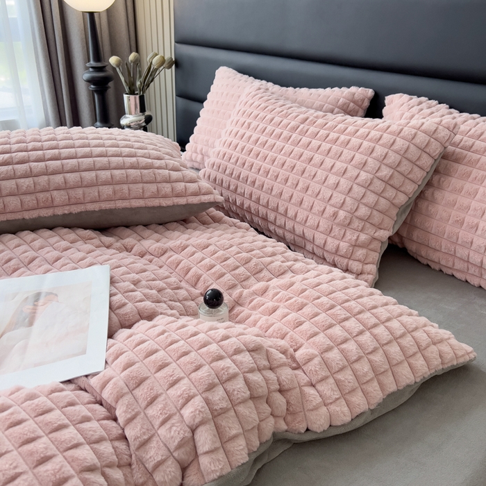 91家纺网 家纺一手货源 找家纺 印季家纺 2025新款立体剪花格子兔毛绒四件套 豆沙-灰