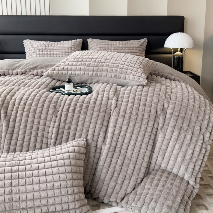 91家纺网 家纺一手货源 找家纺 印季家纺 2025新款立体剪花格子兔毛绒四件套 高级灰