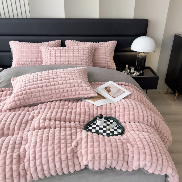 91家纺网 家纺一手货源 找家纺 印季家纺 2025新款立体剪花格子兔毛绒四件套 豆沙-灰