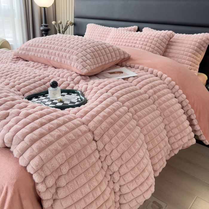 91家纺网 家纺一手货源 找家纺 印季家纺 2025新款立体剪花格子兔毛绒四件套 豆沙