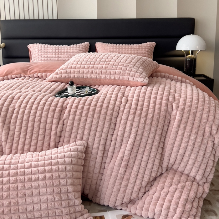 91家纺网 家纺一手货源 找家纺 印季家纺 2025新款立体剪花格子兔毛绒四件套 豆沙