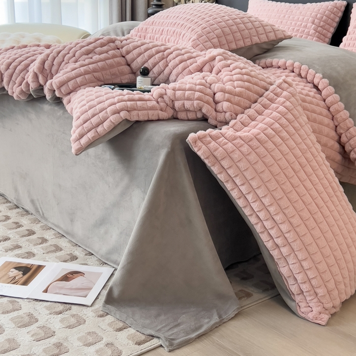 91家纺网 家纺一手货源 找家纺 印季家纺 2025新款立体剪花格子兔毛绒四件套 豆沙-灰