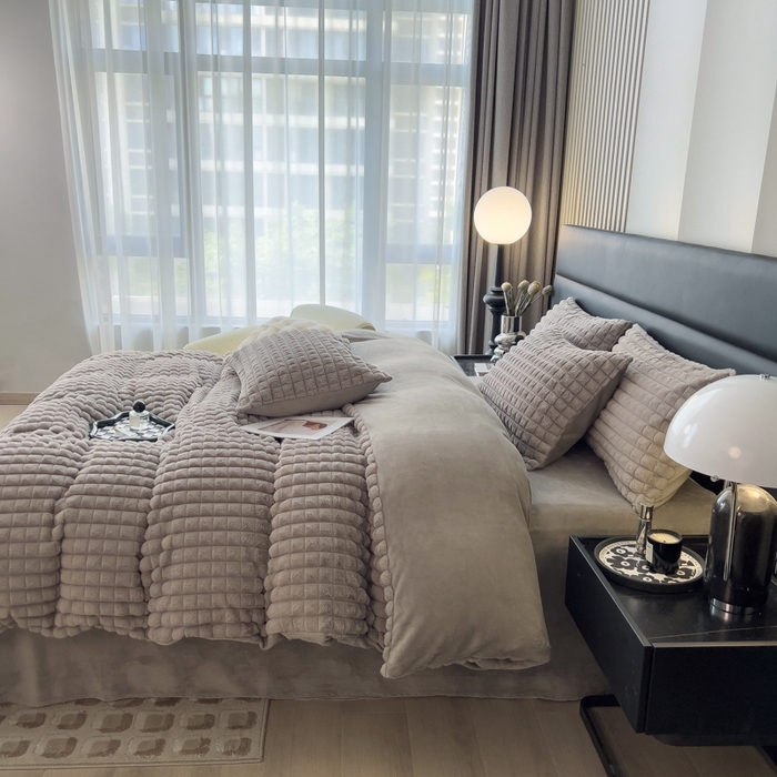 91家纺网 家纺一手货源 找家纺 印季家纺 2025新款立体剪花格子兔毛绒四件套 高级灰