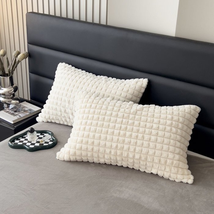 91家纺网 家纺一手货源 找家纺 印季家纺 2025新款立体剪花格子兔毛绒四件套 奶白-灰