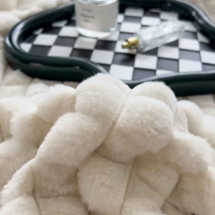 91家纺网 家纺一手货源 找家纺 印季家纺 2025新款立体剪花格子兔毛绒四件套 奶白