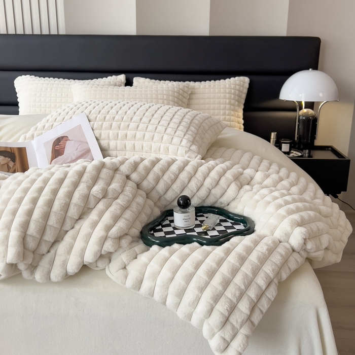 91家纺网 家纺一手货源 找家纺 印季家纺 2025新款立体剪花格子兔毛绒四件套 奶白