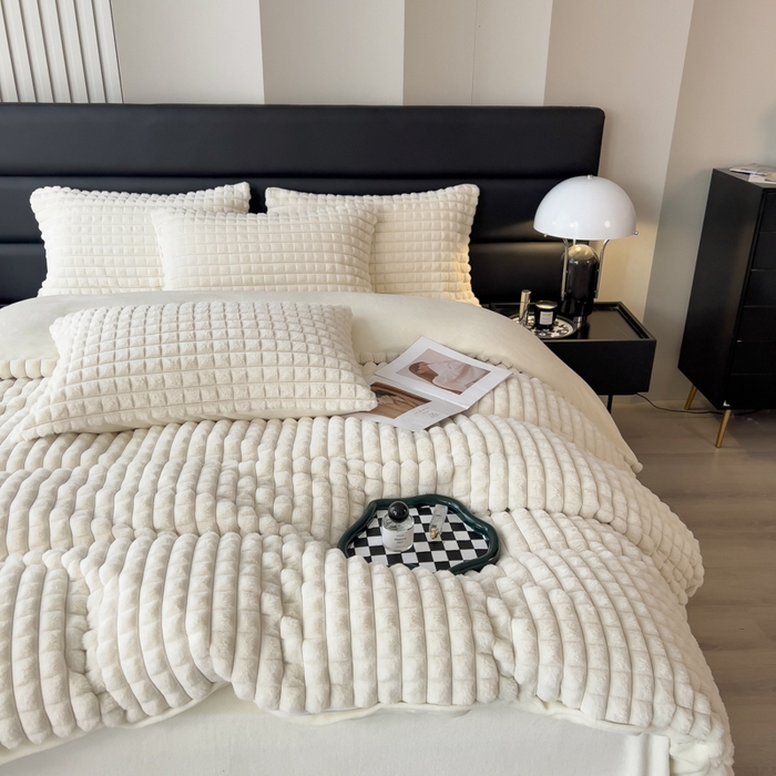 91家纺网 家纺一手货源 找家纺 印季家纺 2025新款立体剪花格子兔毛绒四件套 奶白