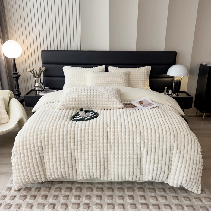 91家纺网 家纺一手货源 找家纺 印季家纺 2025新款立体剪花格子兔毛绒四件套 奶白