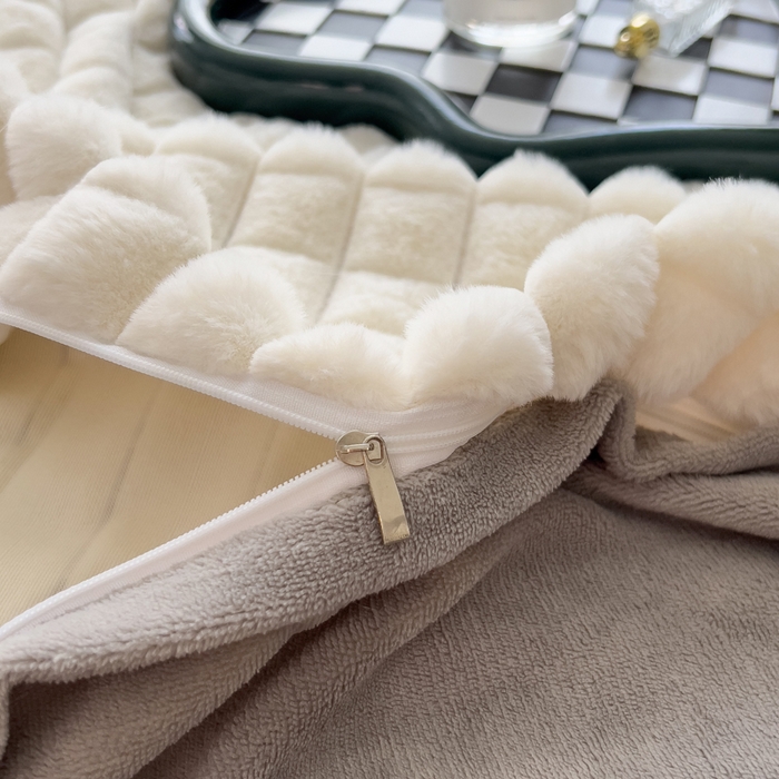 91家纺网 家纺一手货源 找家纺 印季家纺 2025新款立体剪花格子兔毛绒四件套 奶白-灰