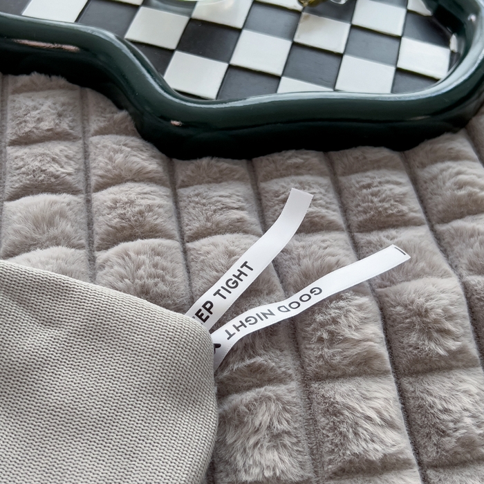 91家纺网 家纺一手货源 找家纺 印季家纺 2025新款立体剪花格子兔毛绒四件套 高级灰