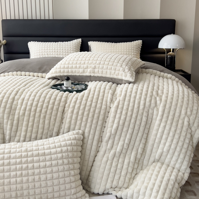 91家纺网 家纺一手货源 找家纺 印季家纺 2025新款立体剪花格子兔毛绒四件套 奶白-灰