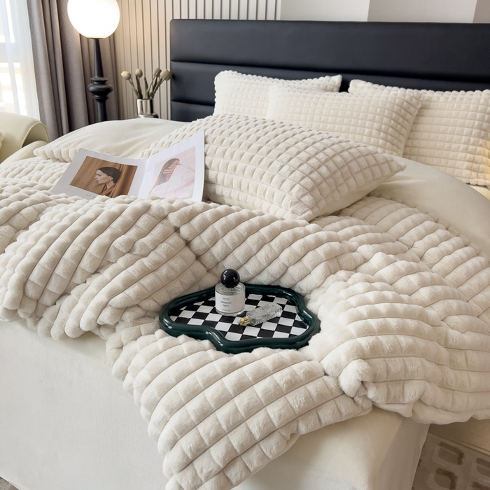 91家纺网 家纺一手货源 找家纺 印季家纺 2025新款立体剪花格子兔毛绒四件套 奶白