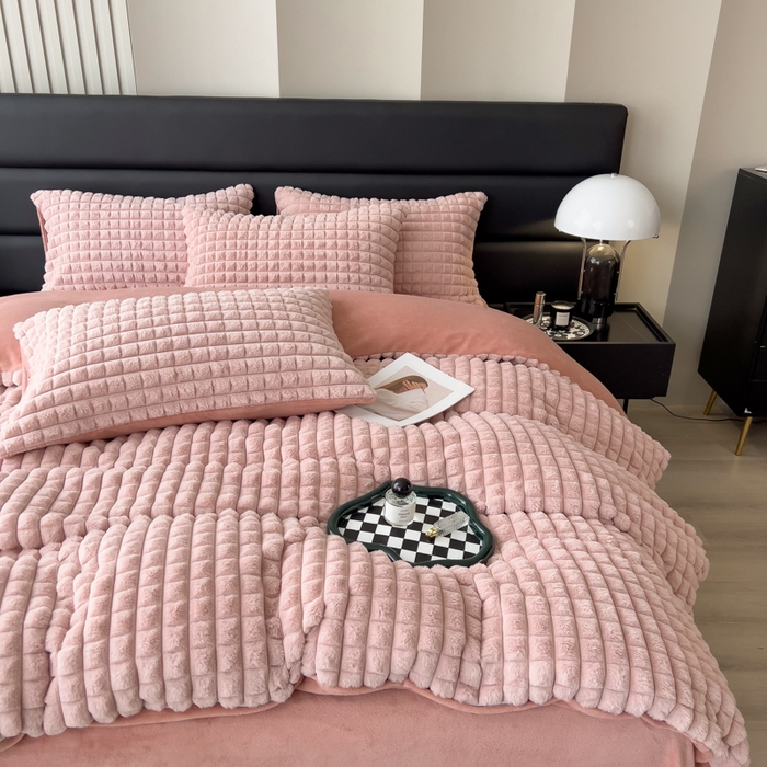 91家纺网 家纺一手货源 找家纺 印季家纺 2025新款立体剪花格子兔毛绒四件套 豆沙