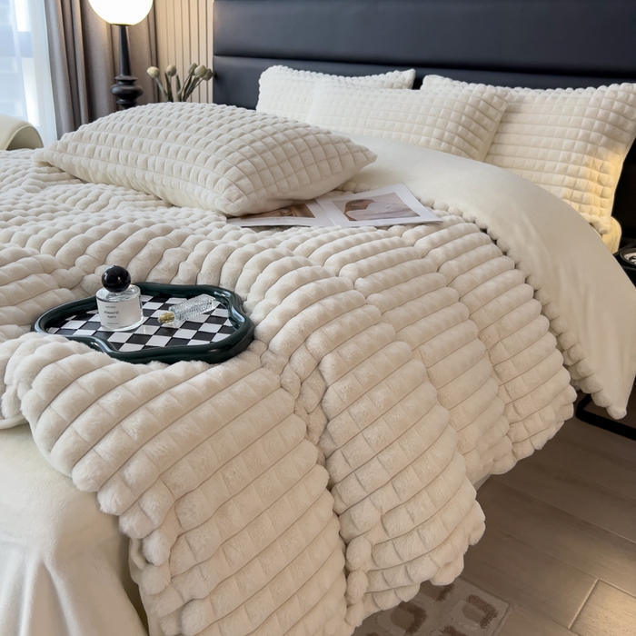 91家纺网 家纺一手货源 找家纺 印季家纺 2025新款立体剪花格子兔毛绒四件套 奶白