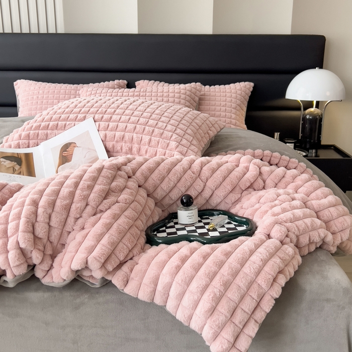 91家纺网 家纺一手货源 找家纺 印季家纺 2025新款立体剪花格子兔毛绒四件套 豆沙-灰