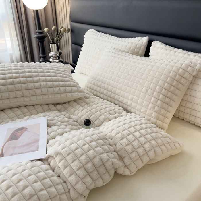 91家纺网 家纺一手货源 找家纺 印季家纺 2025新款立体剪花格子兔毛绒四件套 奶白