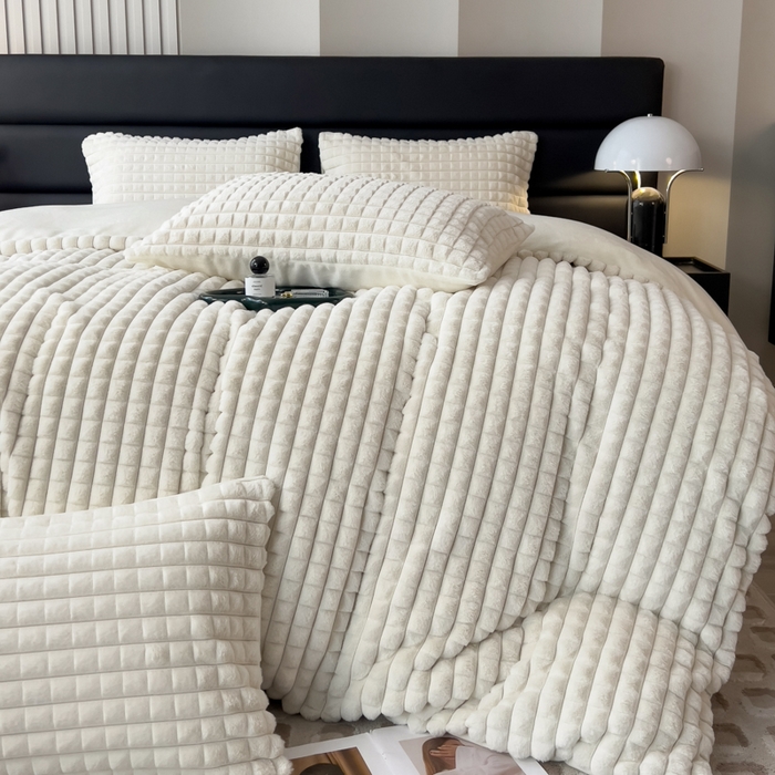 91家纺网 家纺一手货源 找家纺 印季家纺 2025新款立体剪花格子兔毛绒四件套 奶白