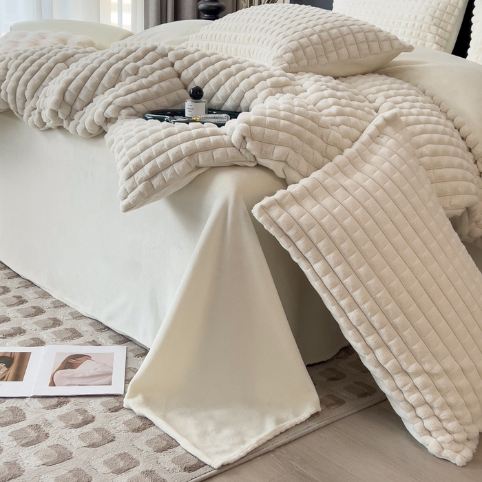 91家纺网 家纺一手货源 找家纺 印季家纺 2025新款立体剪花格子兔毛绒四件套 奶白