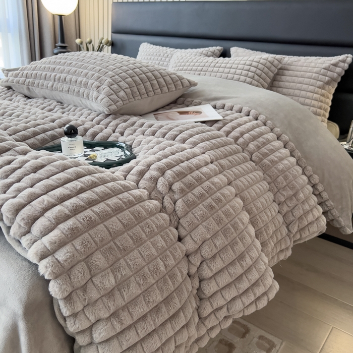 91家纺网 家纺一手货源 找家纺 印季家纺 2025新款立体剪花格子兔毛绒四件套 高级灰