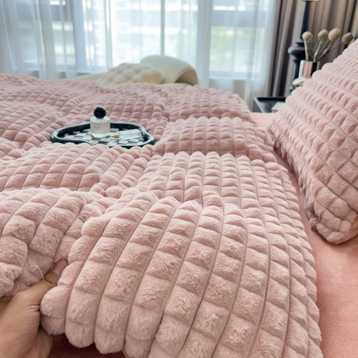 91家纺网 家纺一手货源 找家纺 印季家纺 2025新款立体剪花格子兔毛绒四件套 豆沙