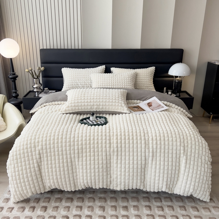 91家纺网 家纺一手货源 找家纺 印季家纺 2025新款立体剪花格子兔毛绒四件套 奶白-灰