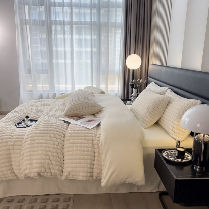 91家纺网 家纺一手货源 找家纺 印季家纺 2025新款立体剪花格子兔毛绒四件套 奶白