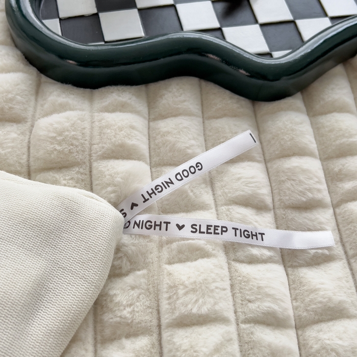 91家纺网 家纺一手货源 找家纺 印季家纺 2025新款立体剪花格子兔毛绒四件套 奶白