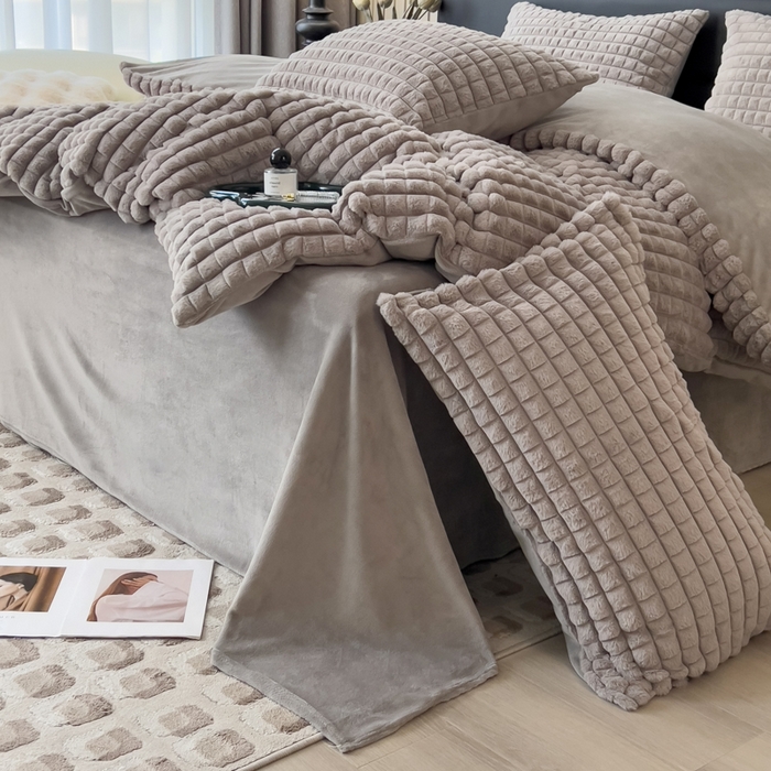 91家纺网 家纺一手货源 找家纺 印季家纺 2025新款立体剪花格子兔毛绒四件套 高级灰