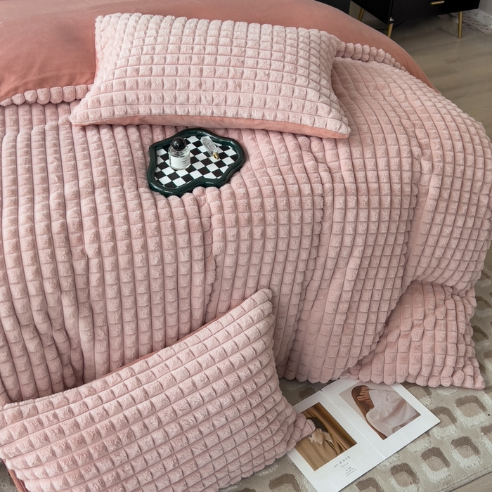 91家纺网 家纺一手货源 找家纺 印季家纺 2025新款立体剪花格子兔毛绒四件套 豆沙