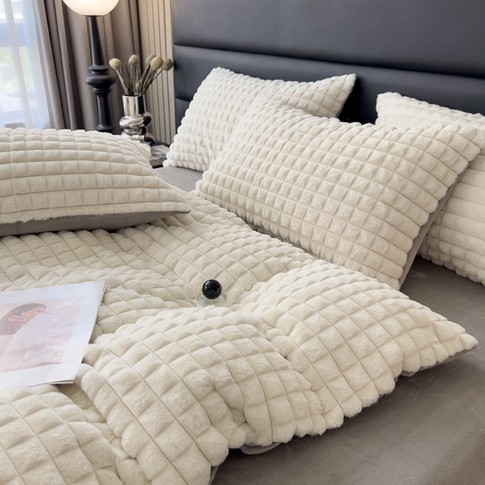 91家纺网 家纺一手货源 找家纺 印季家纺 2025新款立体剪花格子兔毛绒四件套 奶白-灰